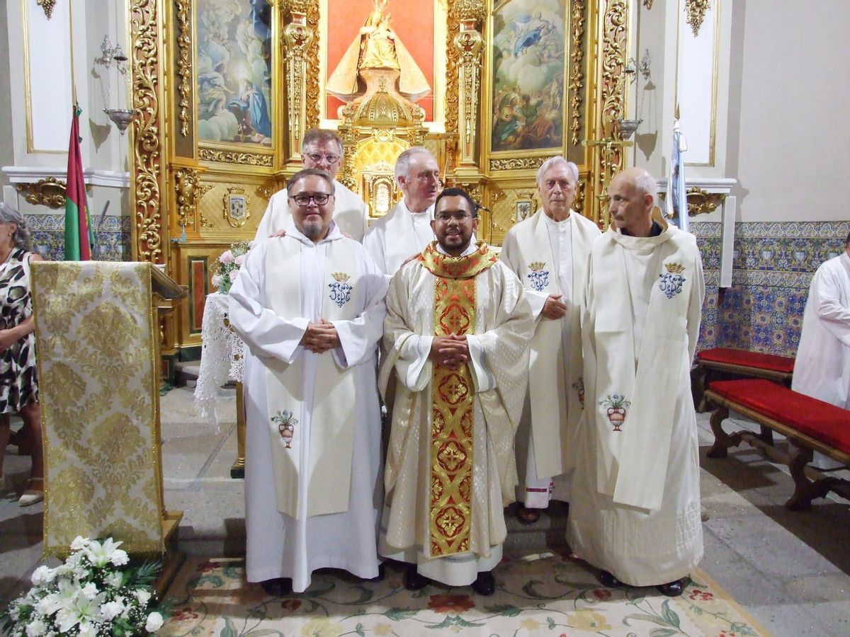 El nuevo rector del santuario de la Virgen del Puerto de Plasencia, en el centro.