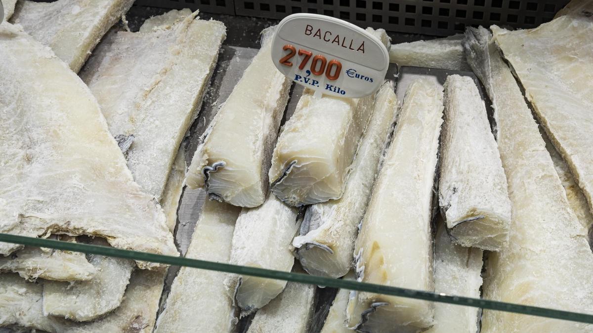 Peix fresc exposat en una parada d'un mercat municipal, on s'hi veu bacallà