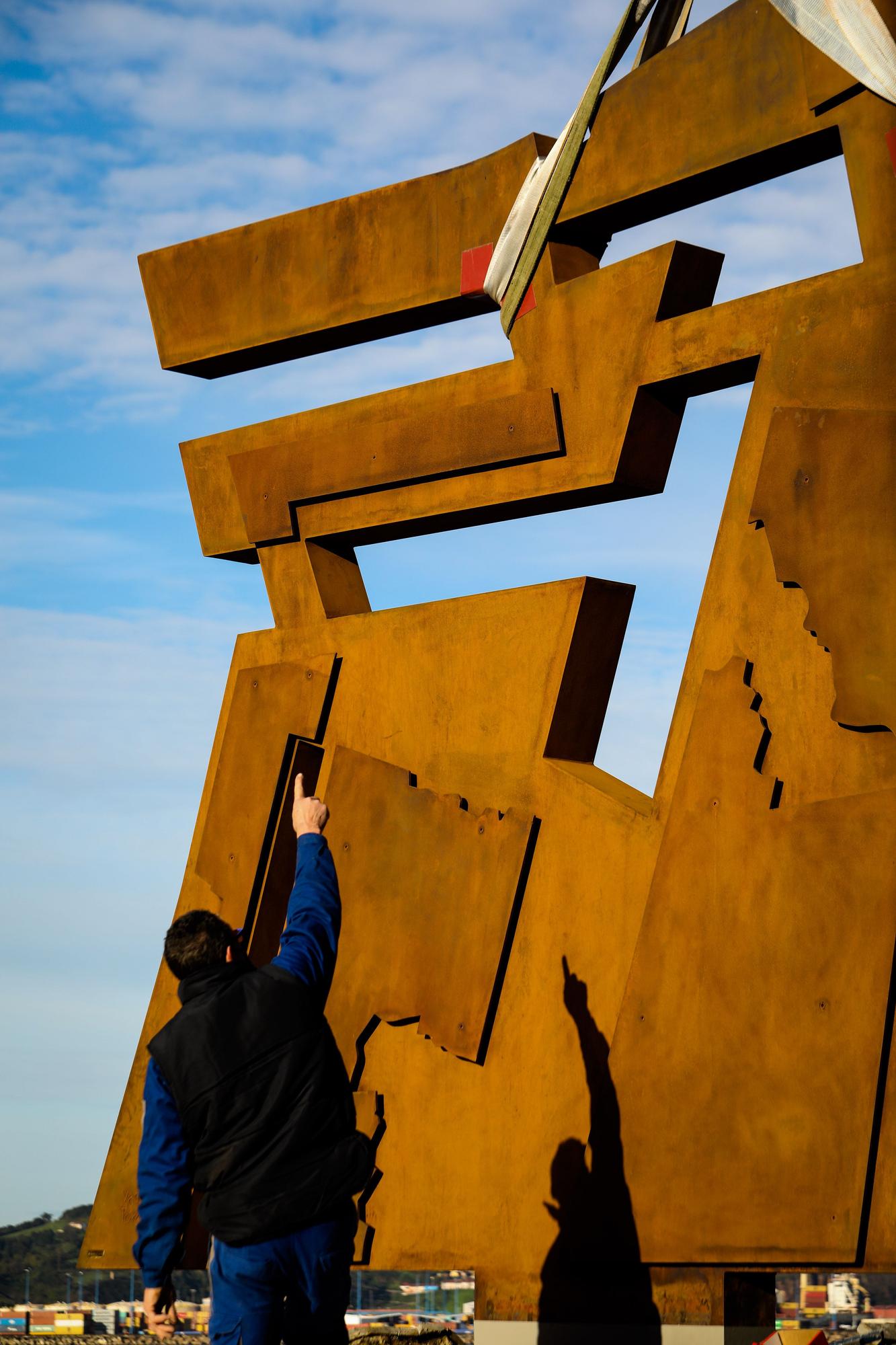 Instalación de la escultura Nordeste, ya restaurada