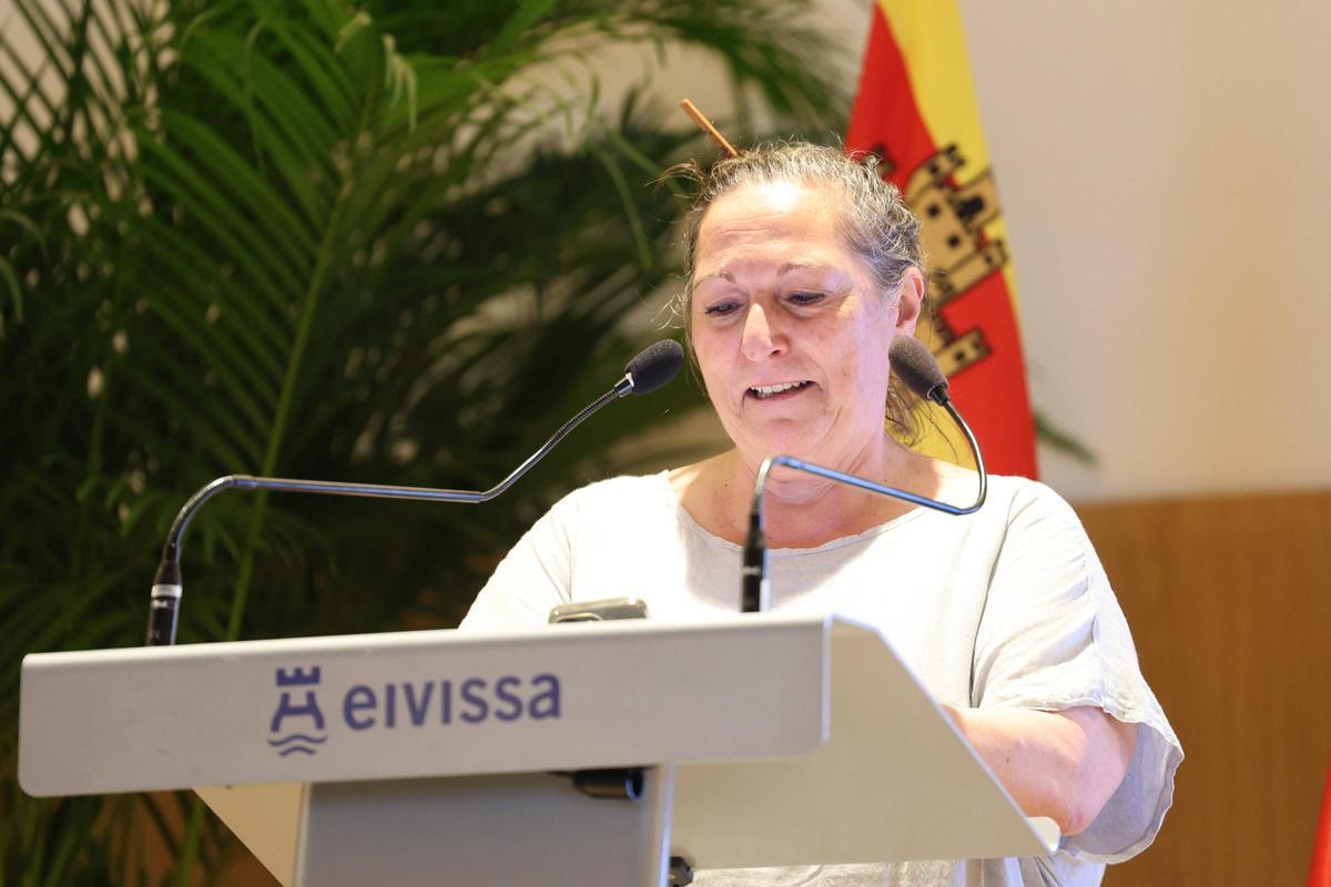 Àngels Martínez se encarga de recoger el premio a título póstumo de su madre Dolors Corderas.