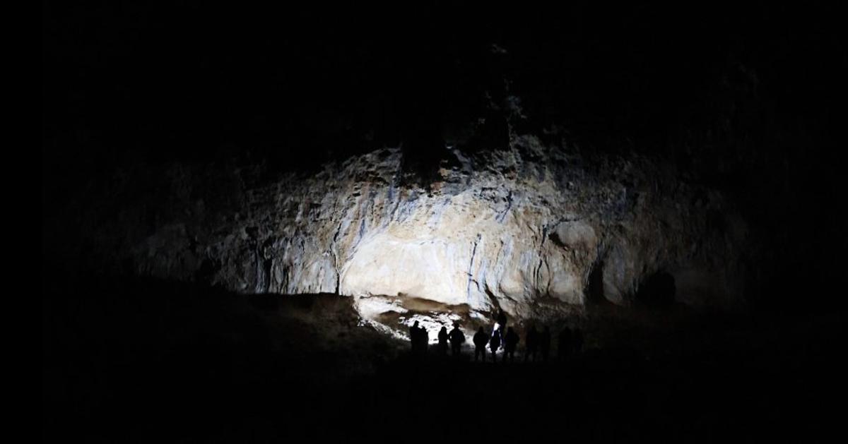 Imágenes de la visita nocturna a las pinturas rupestres de la Sarga