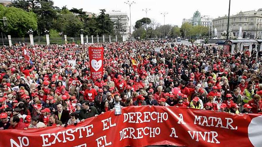 Decenas de ciudadanos, en una manifestación en contra del aborto. / efe