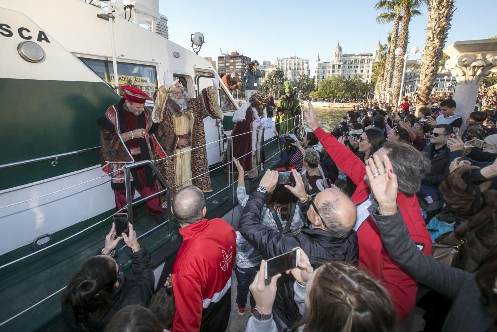 Los Reyes Magos llegan en barco y tocan tierra en las Escaleritas de la Reina.