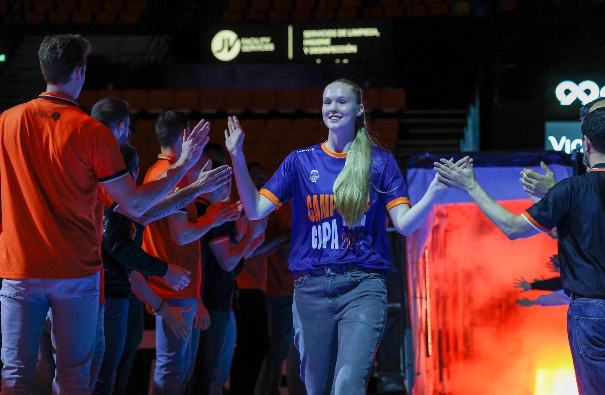 El Valencia Basket celebra a lo grande la Copa de la Reina con su afición