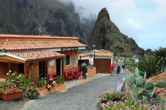 Masca, tienda y calle empedrada