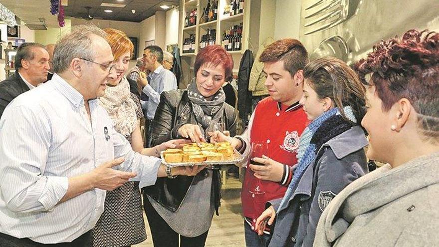 Ofreciendo pinchos a sus clientes. | pablo solares