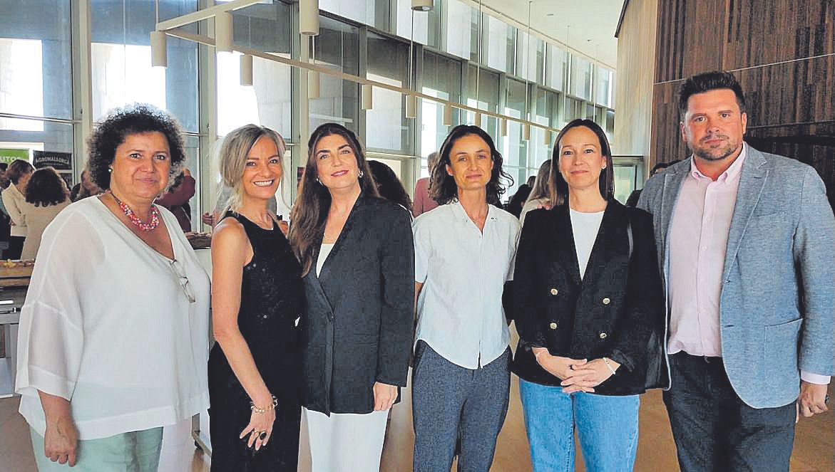 Elena Navarro, Eva Ballarín, Daniela Otero, Susana López Lamata, Andrea Urdampilleta y Edgar Wegelaar.