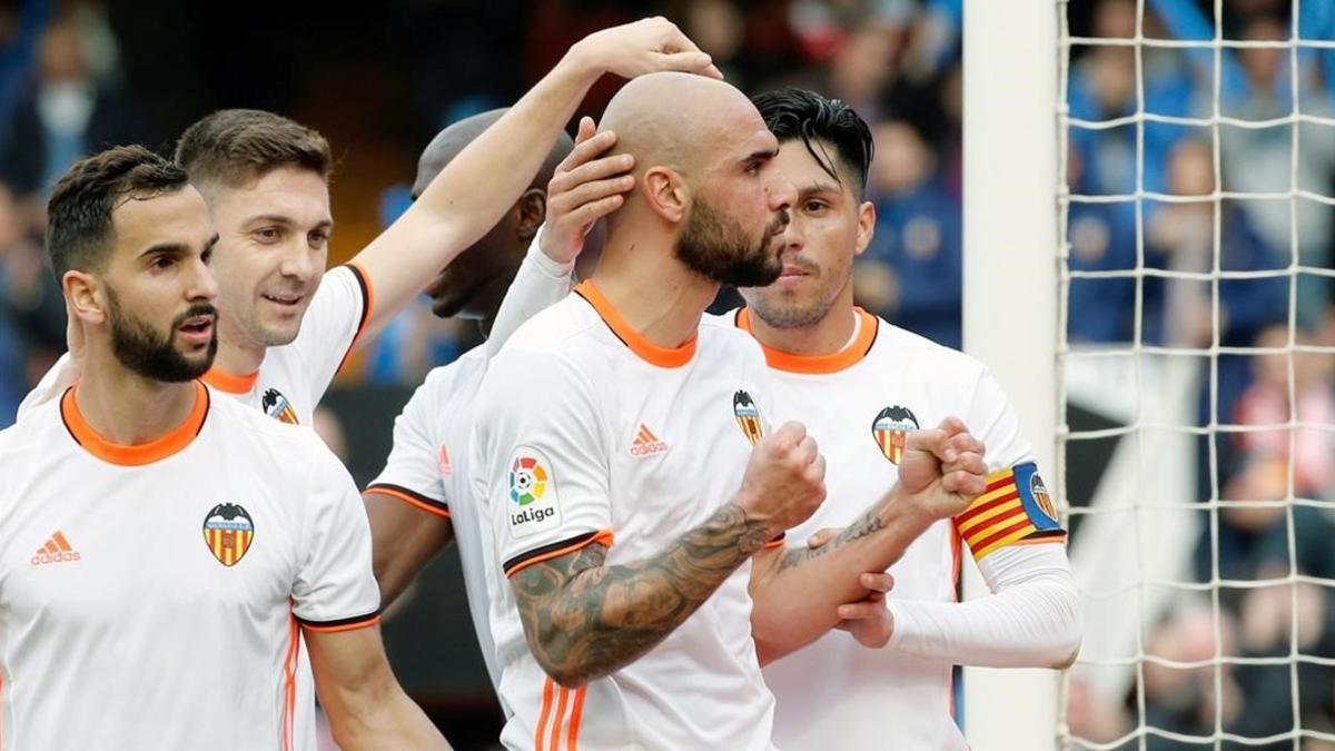 Los jugadores del Valencia felicitan a Simone Zaza tras marcarle el segundo gol al Athletic en Mestalla.