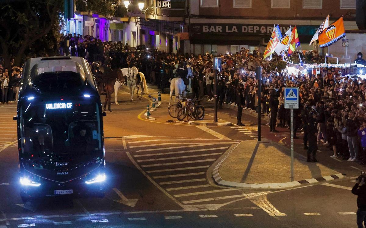 Llegada del Valencia a Mestalla.