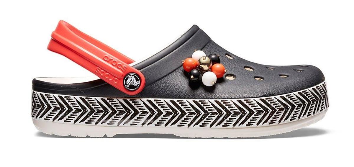 Zueco negro con abalorios diseñado por Drew Barrymore para Crocs. (Precio: 59, 90 euros)