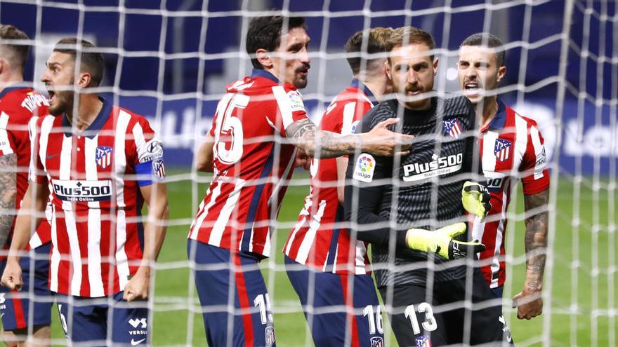 Oblak es felicitado por sus compañeros tras parar el penalti al Alavés