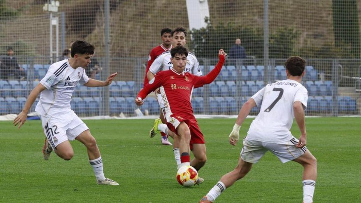 Juan Ybarra, presionado por Mánex Rezola y Álvaro Ginés. |