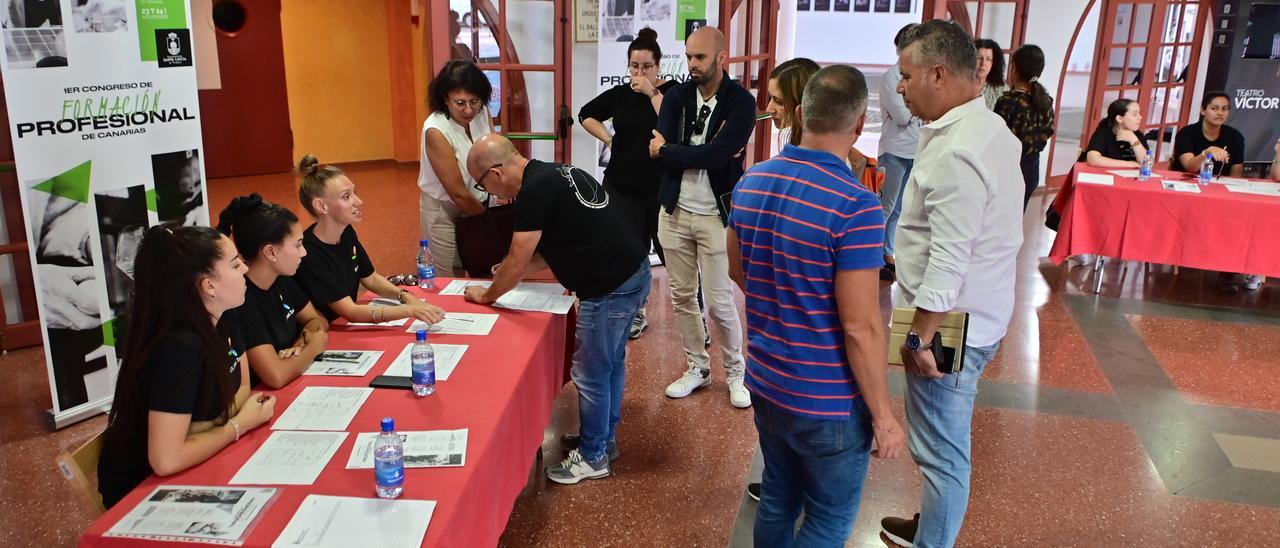 Antesala del teatro Víctor Jara previo al comienzo del congreso