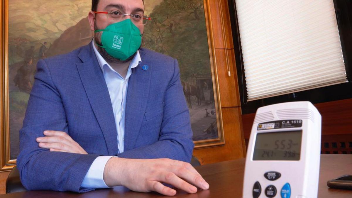 Un medidor de CO2 preside la mesa de reuniones del despacho de Adrián Barbón.