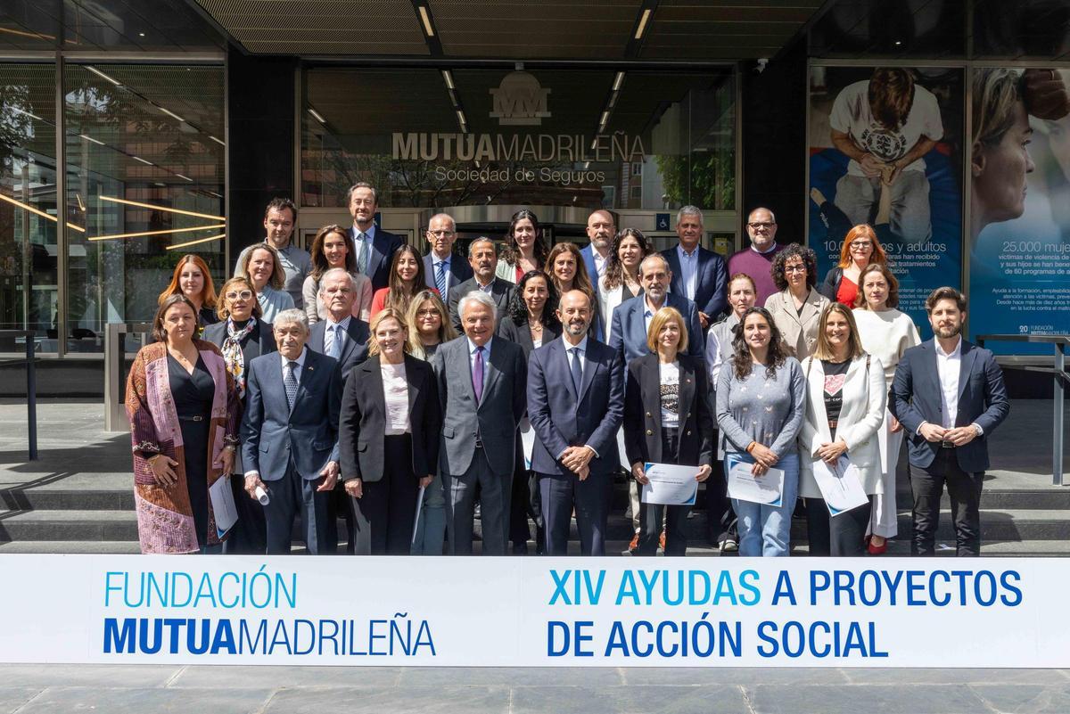 Benefeciarios de las ayudas con el presidente del Grupo Mutua y su fundación, Ignacio Garralda, y el presidente del Senado, Pedro Rollán.