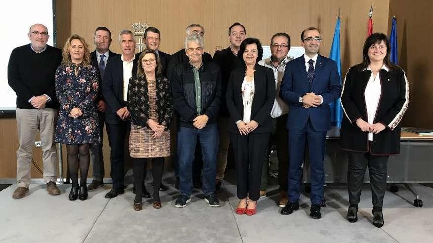 La consejera de Desarrollo Rural, con los presidentes de los grupos de acción local.