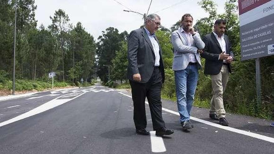 Uxio Benítez (derecha) con el alcalde de Salceda en las obras. // D.P.