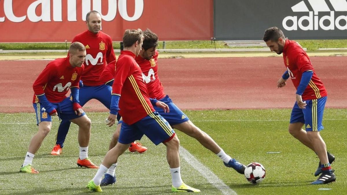 Iniesta, con Deulofeu, Monreal, Javi Martínez y Koke, en un entrenamiento de la selección.