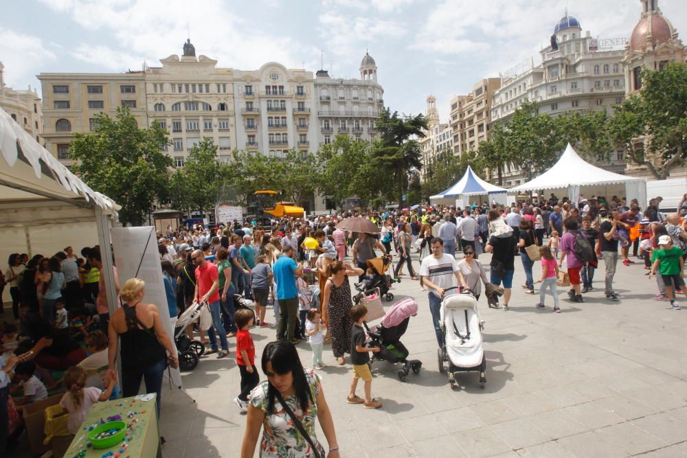 Jornada de ingeniería en la calle, en la plaza del Ayuntamiento de València.