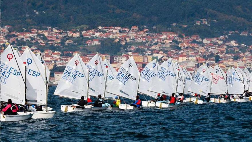 Un instante de la salida de una de las mangas de optimist disputadas ayer en la Ría de Vigo. // Pep Portas