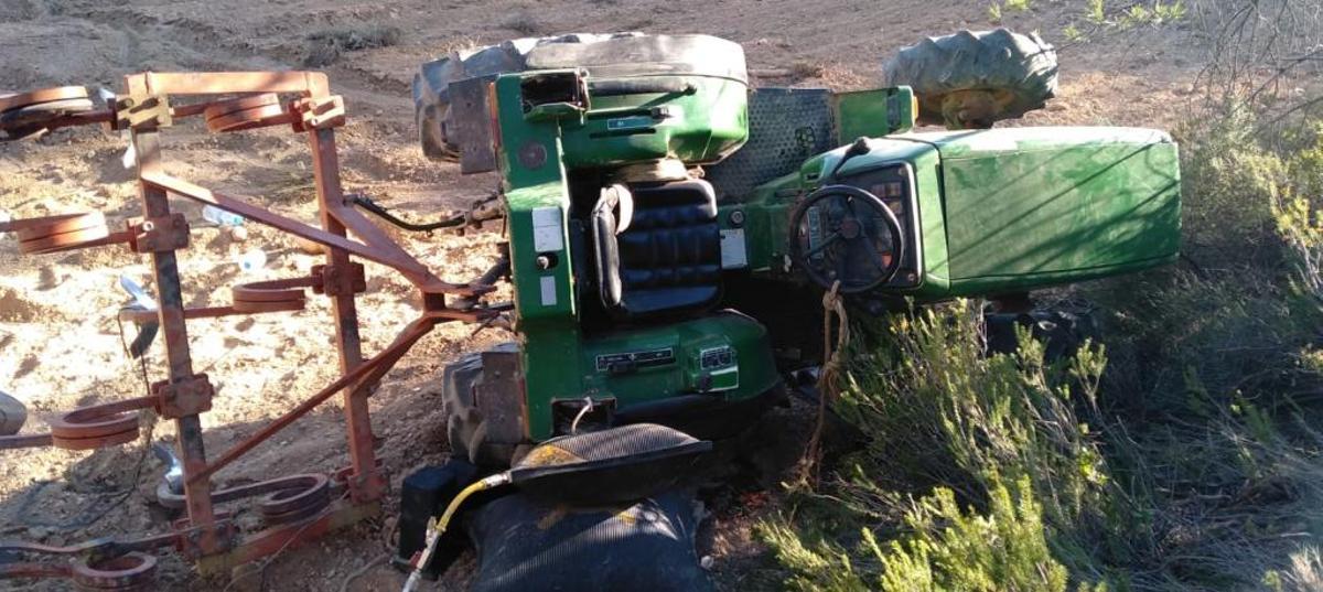 El tractor volcado