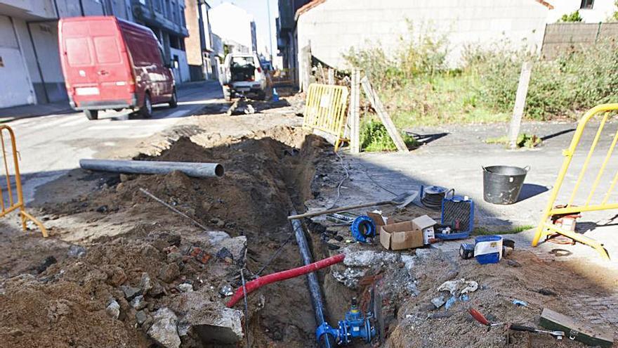 Sustitución de tuberías del agua en A Estrada. |   // BERNABÉ / CRIS M. V.