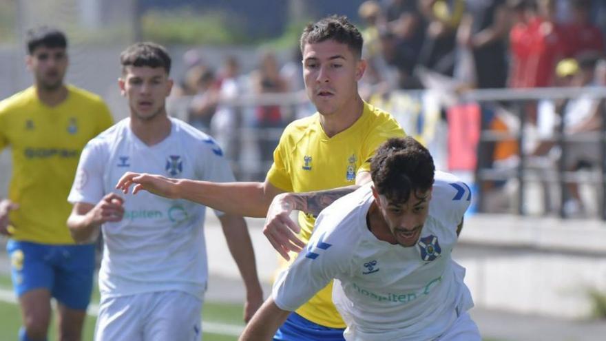 David Rodríguez se marcha de Chechu Martínez. | | CD TENERIFE