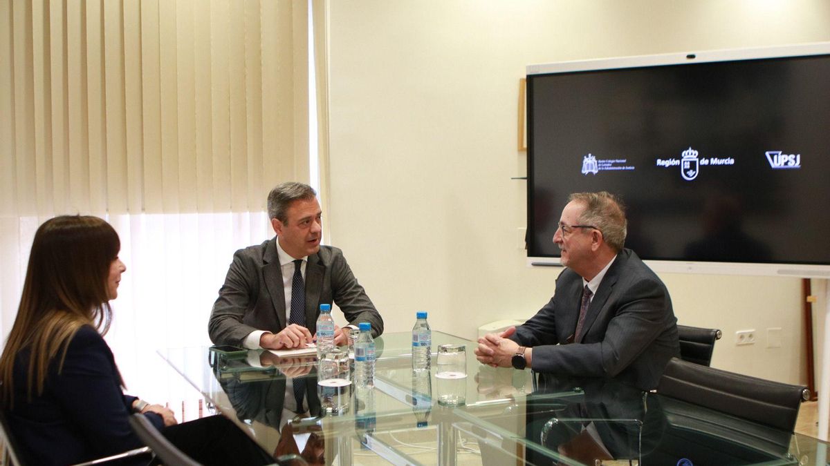 El consejero Marcos Ortuño recibió este lunes a representantes de los secretarios judiciales.