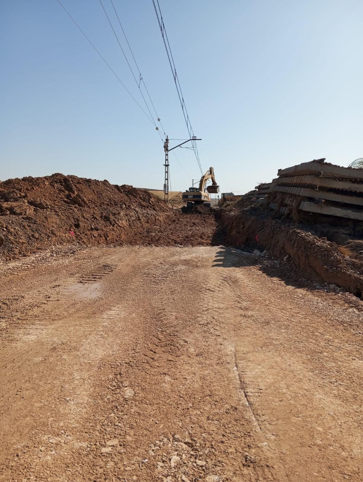 Medio centenar de operarios trabajan para recuperar la circulación de la línea Zaragoza-Tarragona tras las tormentas del pasado 14 de junio en el entorno de Belchite.