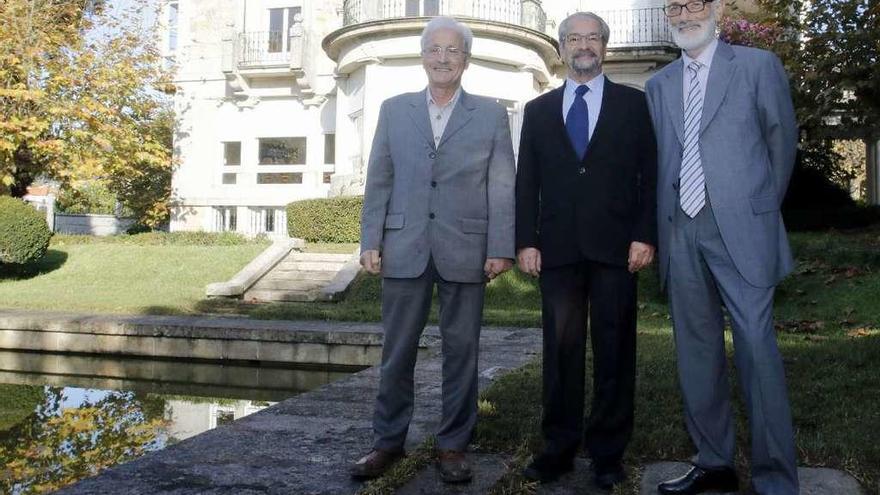 Desde la izq., Andrés Quintá Cortiñas (Grupo Quintá), Ramón Rodríguez Batalla (Tromosa) y Francisco León Rodríguez (Utingal), frente a la sede de Asime. (Mario Cardama no figura en esta foto al estar de viaje durante la realización de este reportaje). // Alba Villar