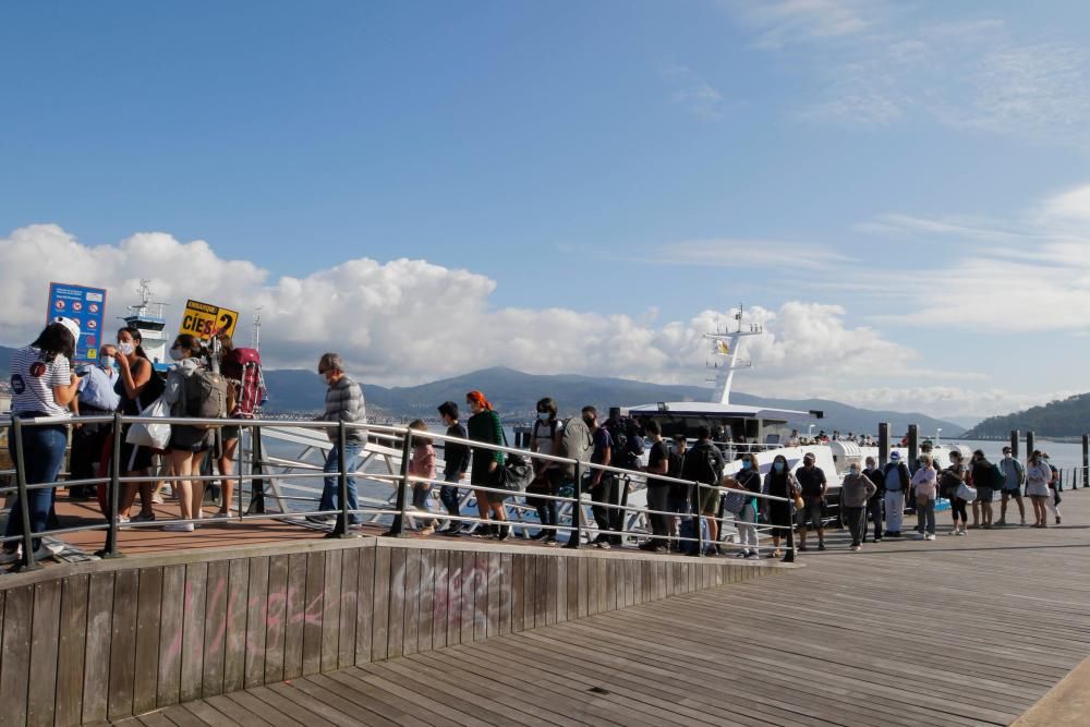 Cíes recibe a los primeros visitantes desde Vigo y Cangas. // Alba Villar | Santos Álvarez