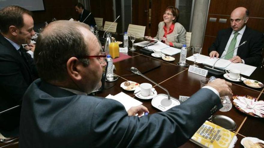 Miembros del consejo de la Autoridad Portuaria, ayer, con el presidente Rodríguez Vega en primer término.