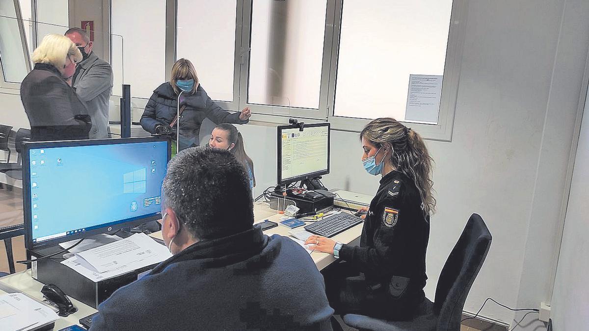 Dos policies nacionals gestionant la protecció temporal a refugiats ucraïnesos a Girona.