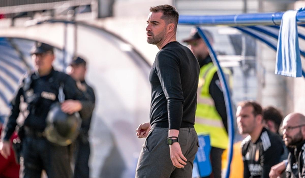 Rubén Sellés, en la banda en el encuentro frente al Andorra, que terminó con derrota del Real Zaragoza.