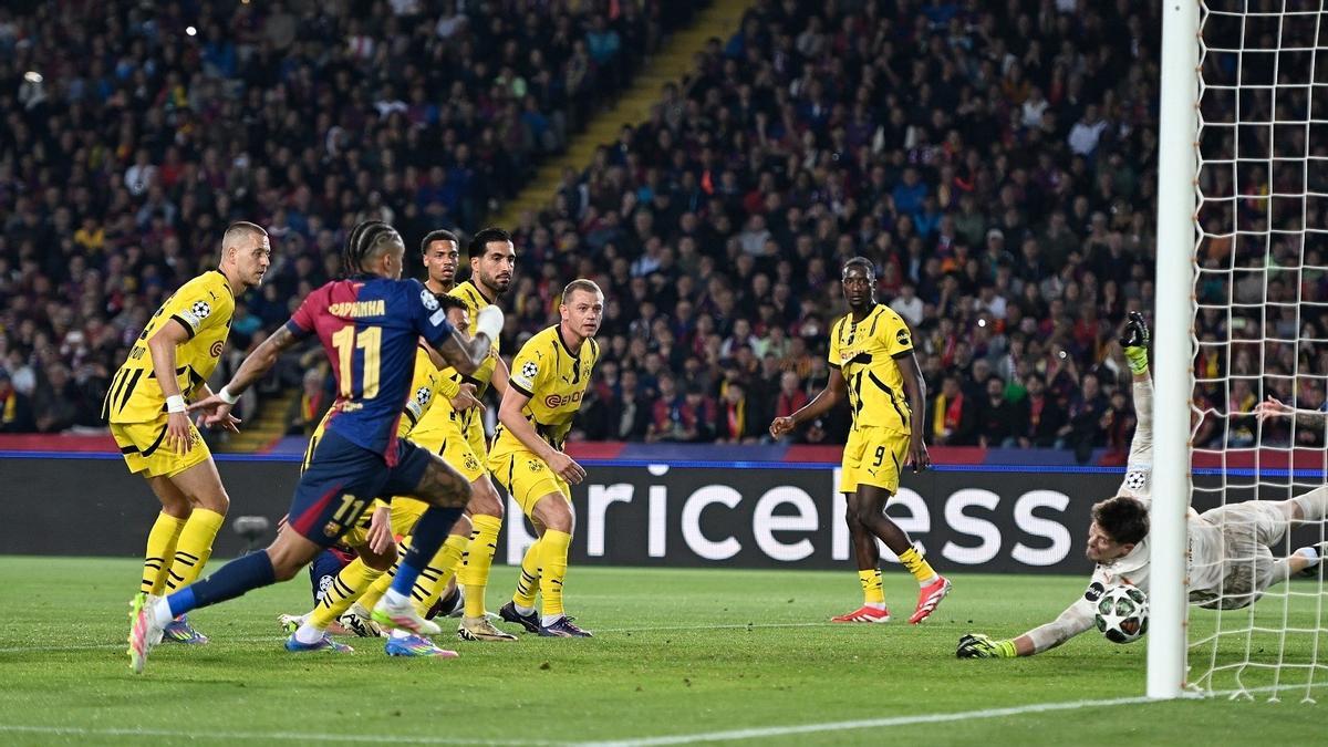 Raphinha se dispone a tocar el balón golpeado por Pau Cubarsí para firmar el 1-0 del Barça al Dortmund en Montjuïc.
