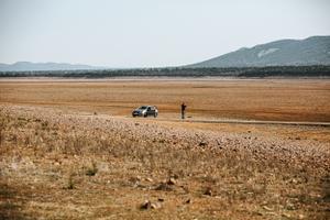 Un vehículo, en medio del embalse de Torre de Abraham de Ciudad Real. 