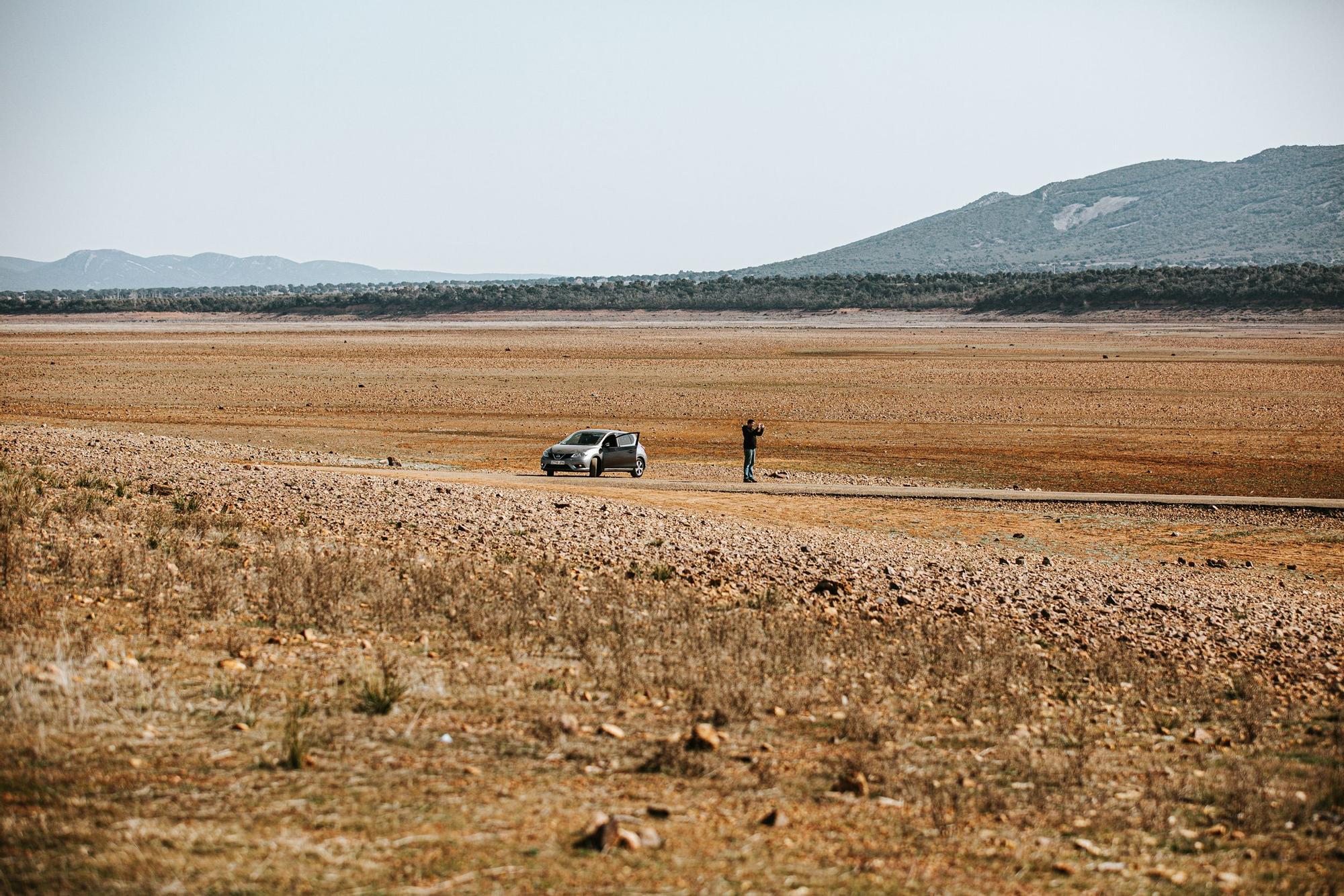 Un vehículo, en medio del embalse de Torre de Abraham de Ciudad Real.