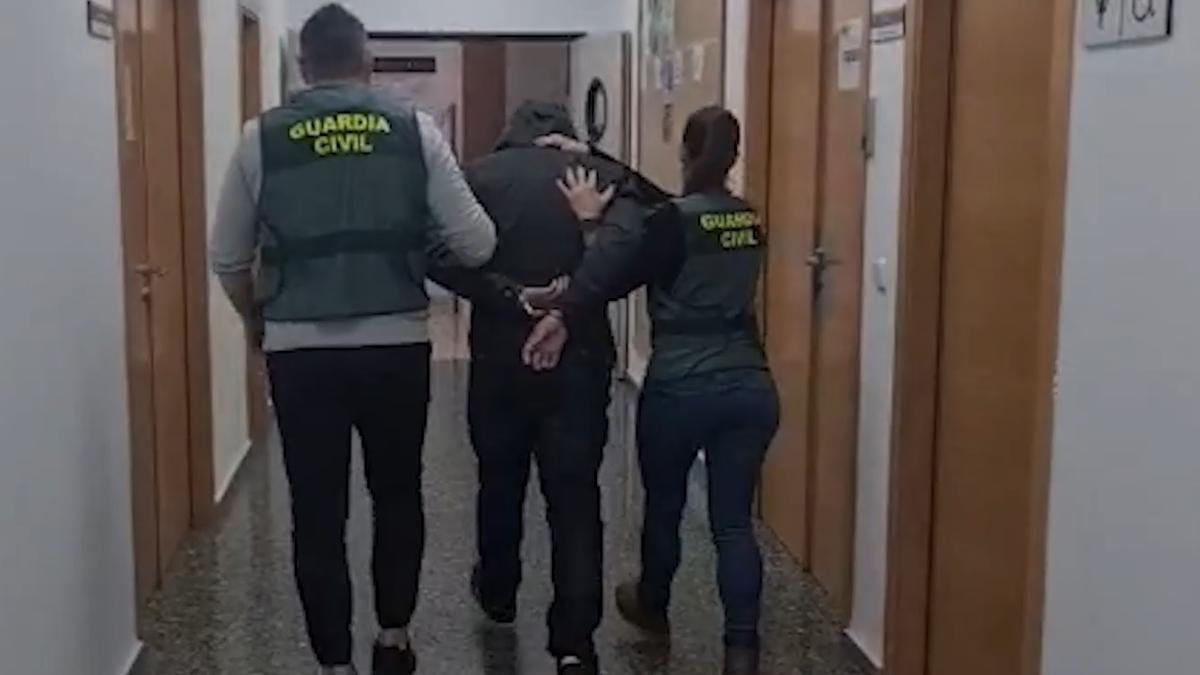 Robo con fuerza joyería Valencia: Detienen a cinco personas por un violento  atraco en Enguera