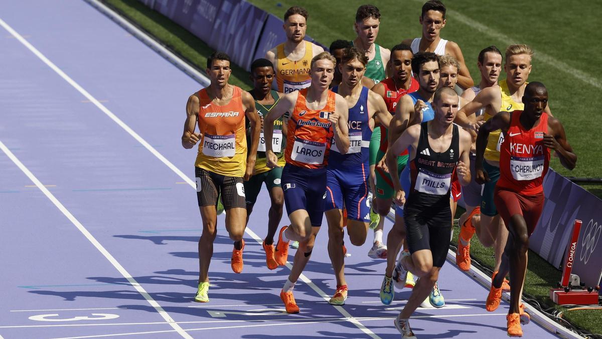 Adel Mechaal, a la izquierda, compite para acabar noveno en su serie de los 1500 metros masculinos.