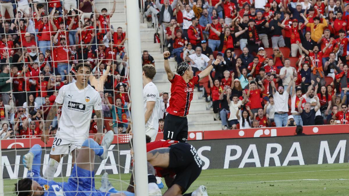 PALMA, 21/04/2026.- Momento del primer gol del Mallorca durante el partido de la jornada 33 de LaLiga EA Sports entre el Real Mallorca y el Valencia, este martes en el estadio de Son Moix.- EFE/ Cati Cladera