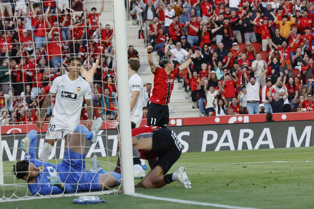 PALMA, 21/04/2026.- Momento del primer gol del Mallorca durante el partido de la jornada 33 de LaLiga EA Sports entre el Real Mallorca y el Valencia, este martes en el estadio de Son Moix.- EFE/ Cati Cladera