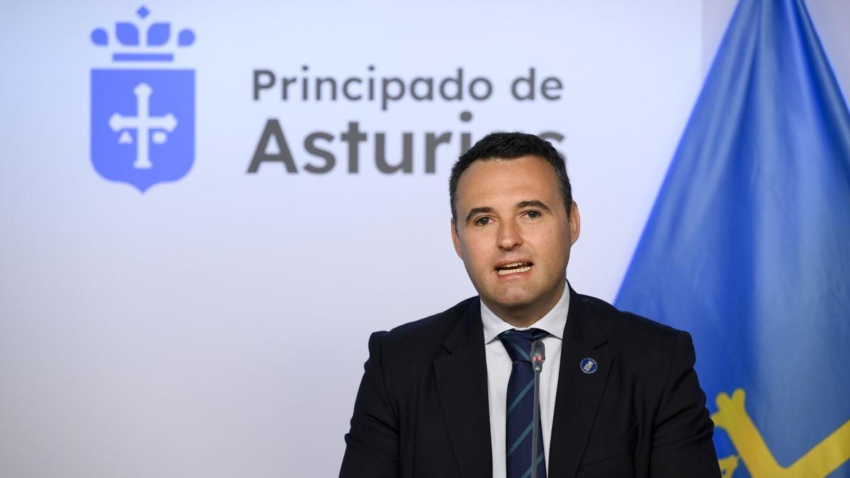 El consejero de Hacienda, Guillermo Peláez, informa en rueda de prensa sobre los acuerdos del Consejo de Gobierno.