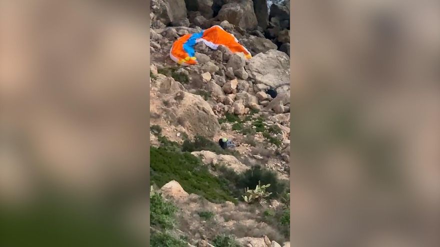 VÍDEO | Un parapentista herido al estrellarse contra la base del acantilado de Cap Blanc, en Llucmajor