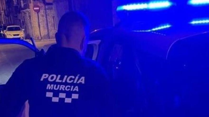 Detenido por robar unos auriculares a un viandante a punta de navaja en Murcia