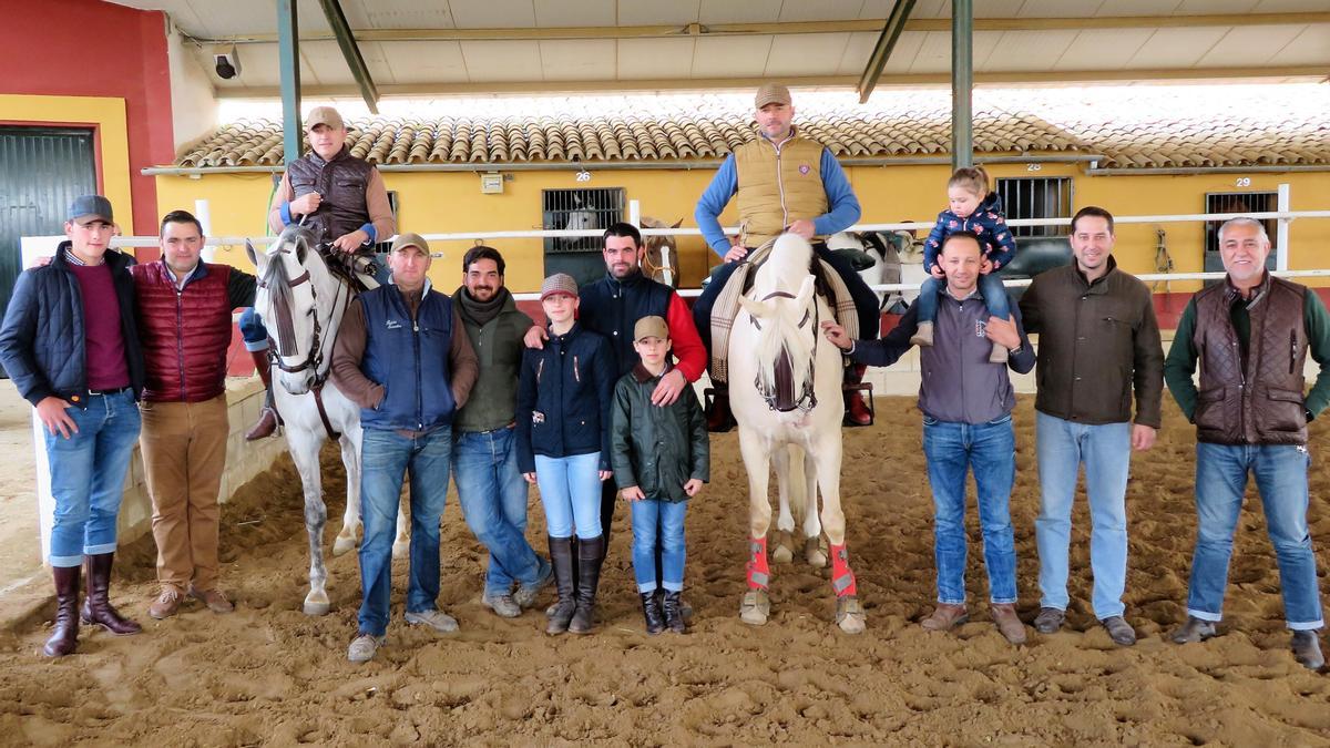 Algunos directivos y socios de la peña ecuestre El Estribo, de Monesterio