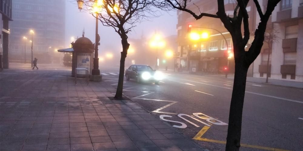 Oviedo amanece entre una densa bruma.