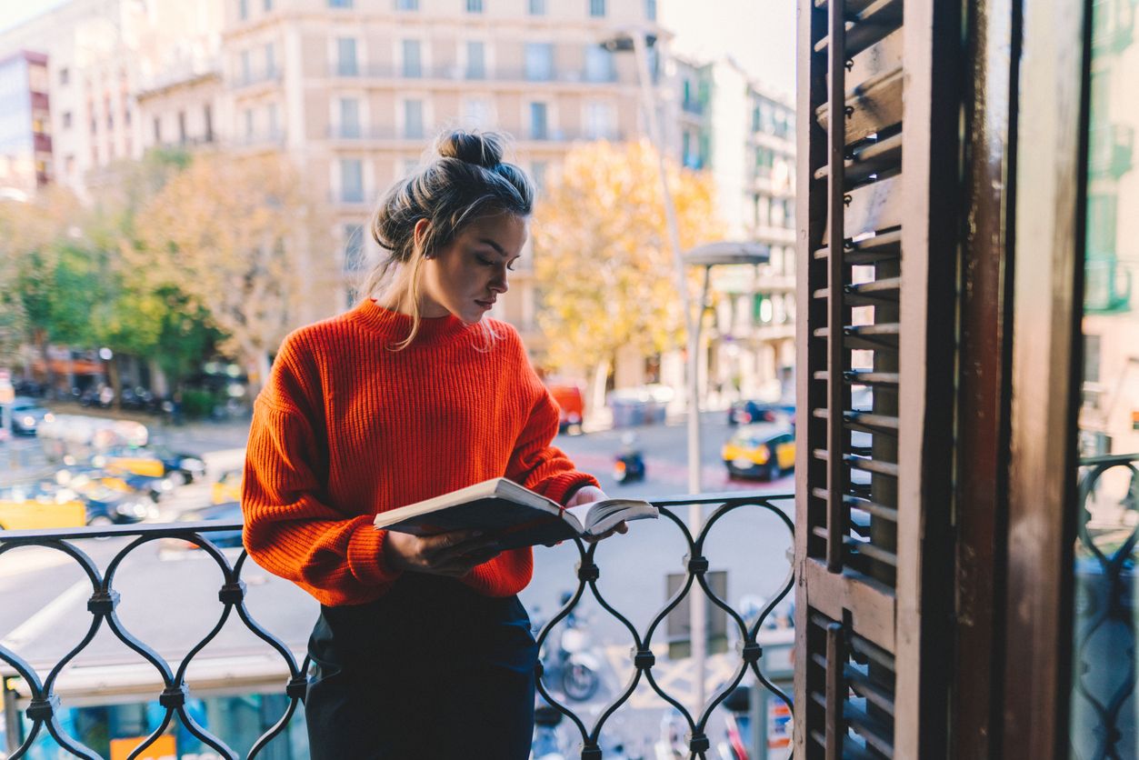 Mujer leyendo un libro