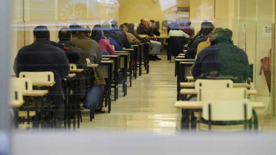 Aspirantes, ayer, durante la prueba escrita de peón.