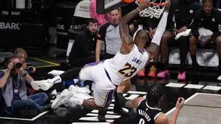 Los Lakers se imponen a los Nets y están en posición de 'play-in'