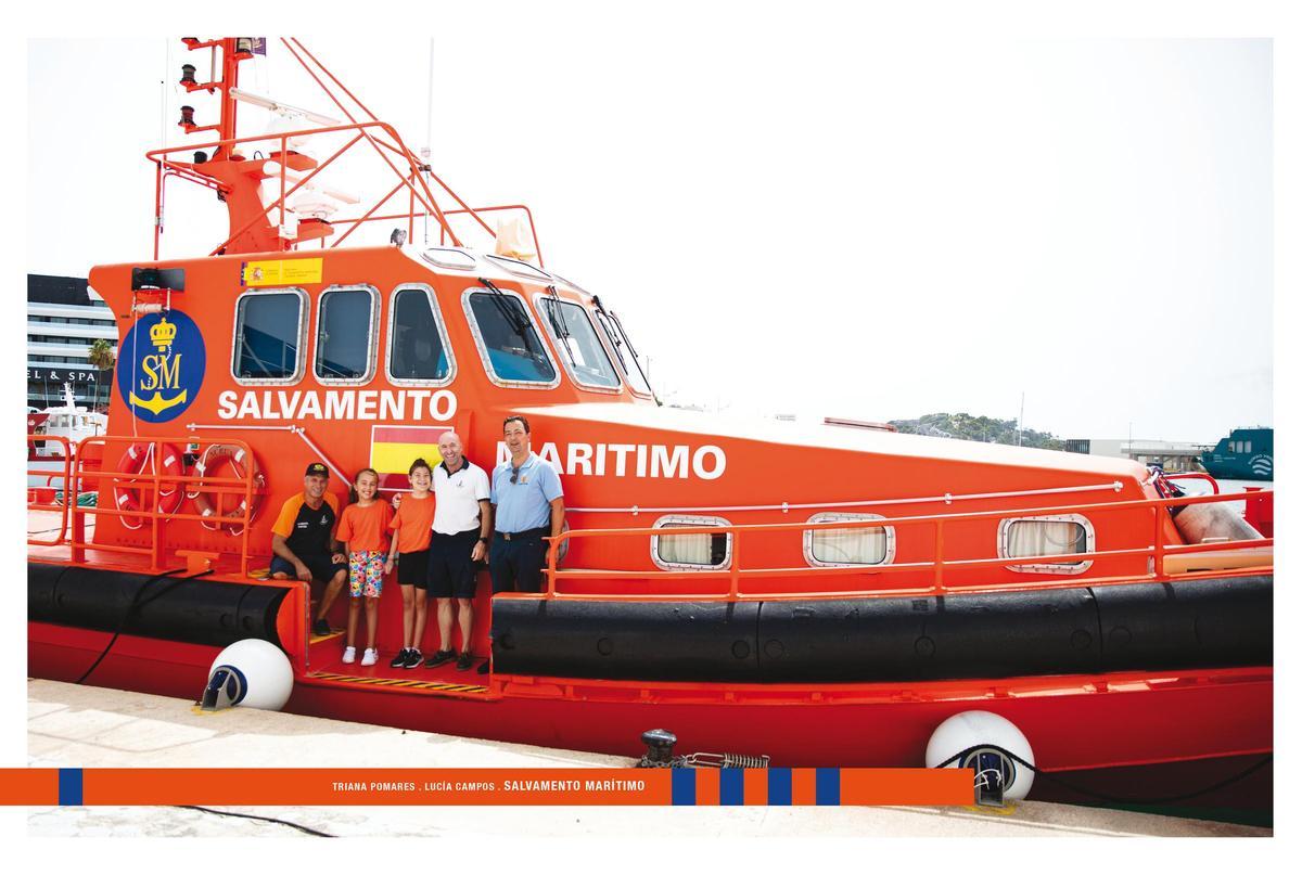 Miembros de Salvamento Marítimo posan junto a la embarcación y usuarios de Apneef para el calendario